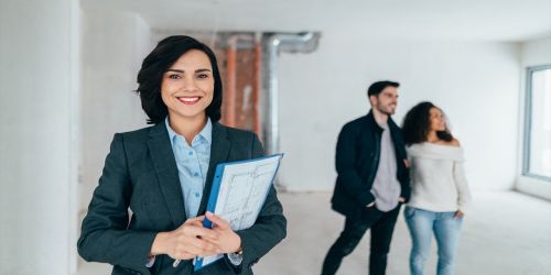 real-estate-agent-credible-iStock-1243633452.jpg