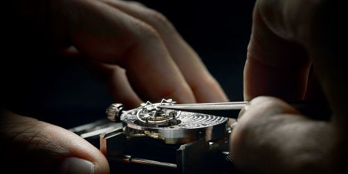 The-Deloitte-Swiss-Watch-Industry-Study-2023-Titlepicture-1.jpg